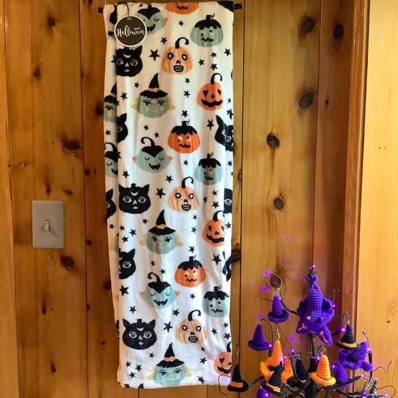 HAPPY HALLOWEEN 50” x 70” Monster Mash Oversized Throw - Picture 3 of 4